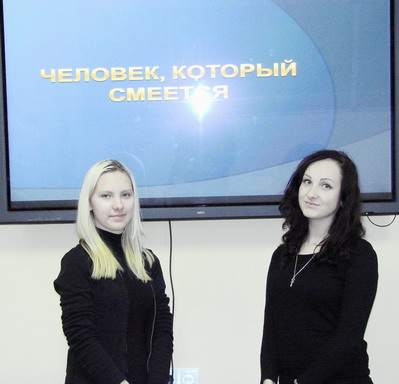 Студентки группы Ф-21 Анна Погонова и Анастасия Дорошенко