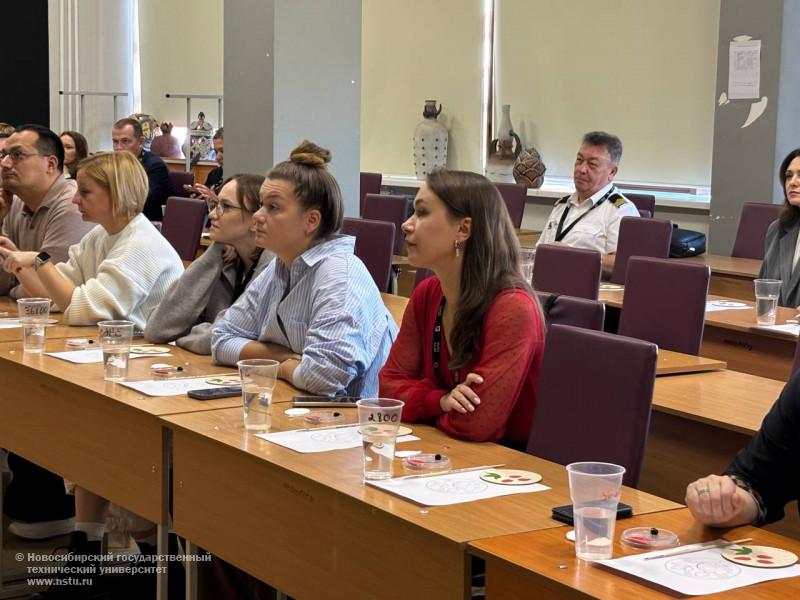 Мастер-класс по хохломской росписи в рамках экскурсионной программы семинара по молодежной политике и воспитательной деятельности