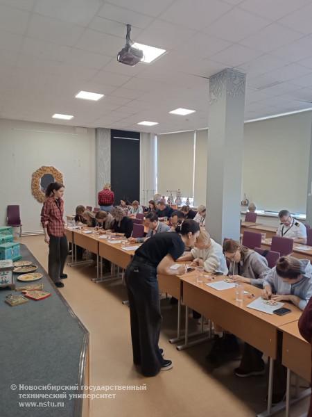 Мастер-класс по хохломской росписи в рамках экскурсионной программы семинара по молодежной политике и воспитательной деятельности