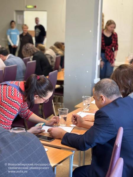 Мастер-класс по хохломской росписи в рамках экскурсионной программы семинара по молодежной политике и воспитательной деятельности