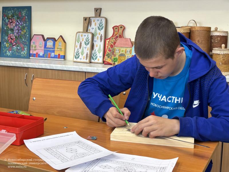 Работа площадки «Резьба по дереву» XI Регионального чемпионата «Абилимпикс» Новосибирской области