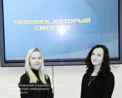 Студентки группы Ф-21 Анна Погонова и Анастасия Дорошенко