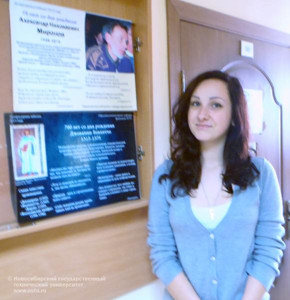 Студентка группы Ф-21 Анастасия Дорошенко возле своего плаката