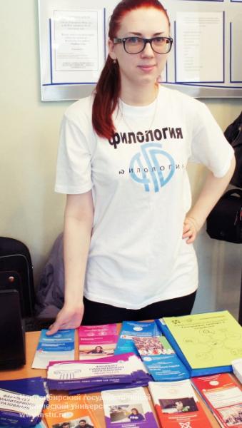 Студентка группы Ф-21 Ирина Никитина на ярмарке в Бердске