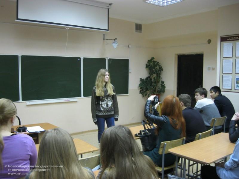 Студентка гр. Ф-41 Любовь Бояркина проводит классный час