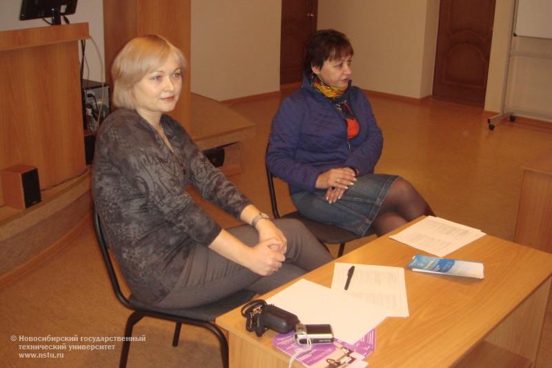 Профессор Г.М. Мандрикова и доцент Л. А. Голышкина проводят пресс-конференцию