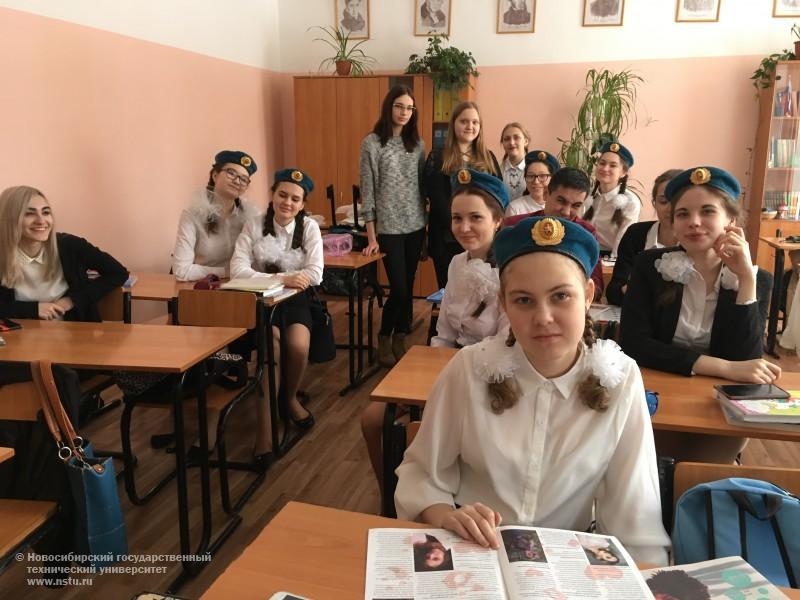 Анастасия Панчук и Анна Романова  проводят классный час