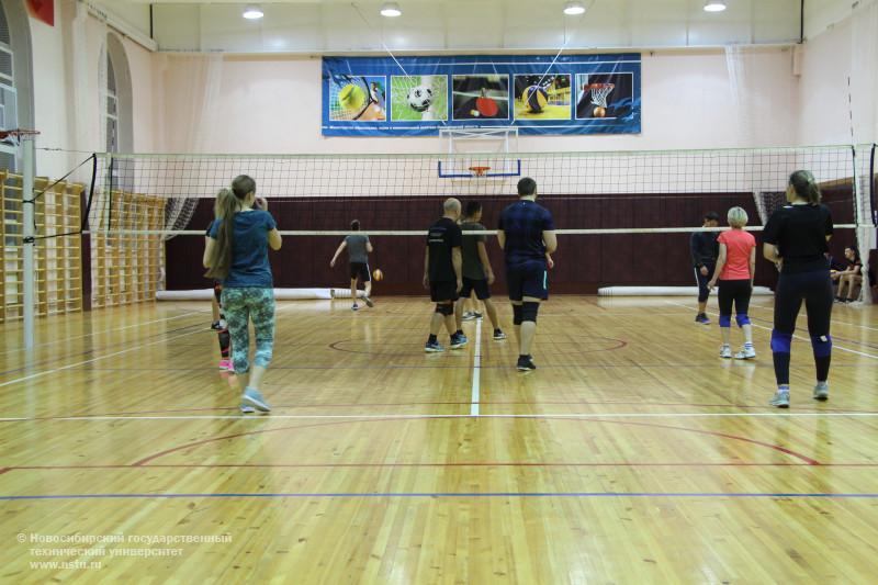  Завершился традиционный турнир по волейболу между студентами ФБ и преподавателями ФБ