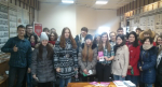 Студенты группы Ф-31 Алёна Панкратова и Олег Панковец со школьниками
