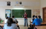 Е.В. Гилева читает лекцию для школьников